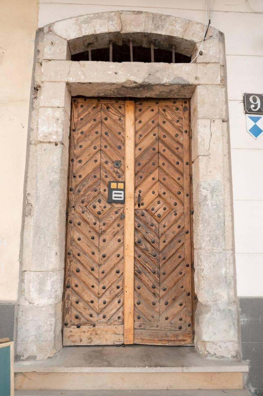 Apart Yaroslava Osmomysla 9 Square - City Center Lviv Eksteriør billede